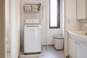 洗濯機のふたや蛇口をふさがず床の動線を残した洗濯機まわり収納