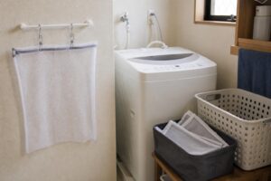 濡れた洗濯ネットの干し場所と乾いたネットの収納を分けた洗面所