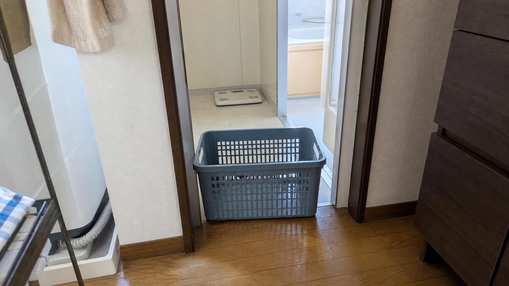 空の洗濯かごが洗面所の通路と体重計への動線をふさいでいる状態