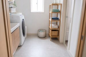 狭い脱衣所に棚を置いても中央の着替える床を残した配置