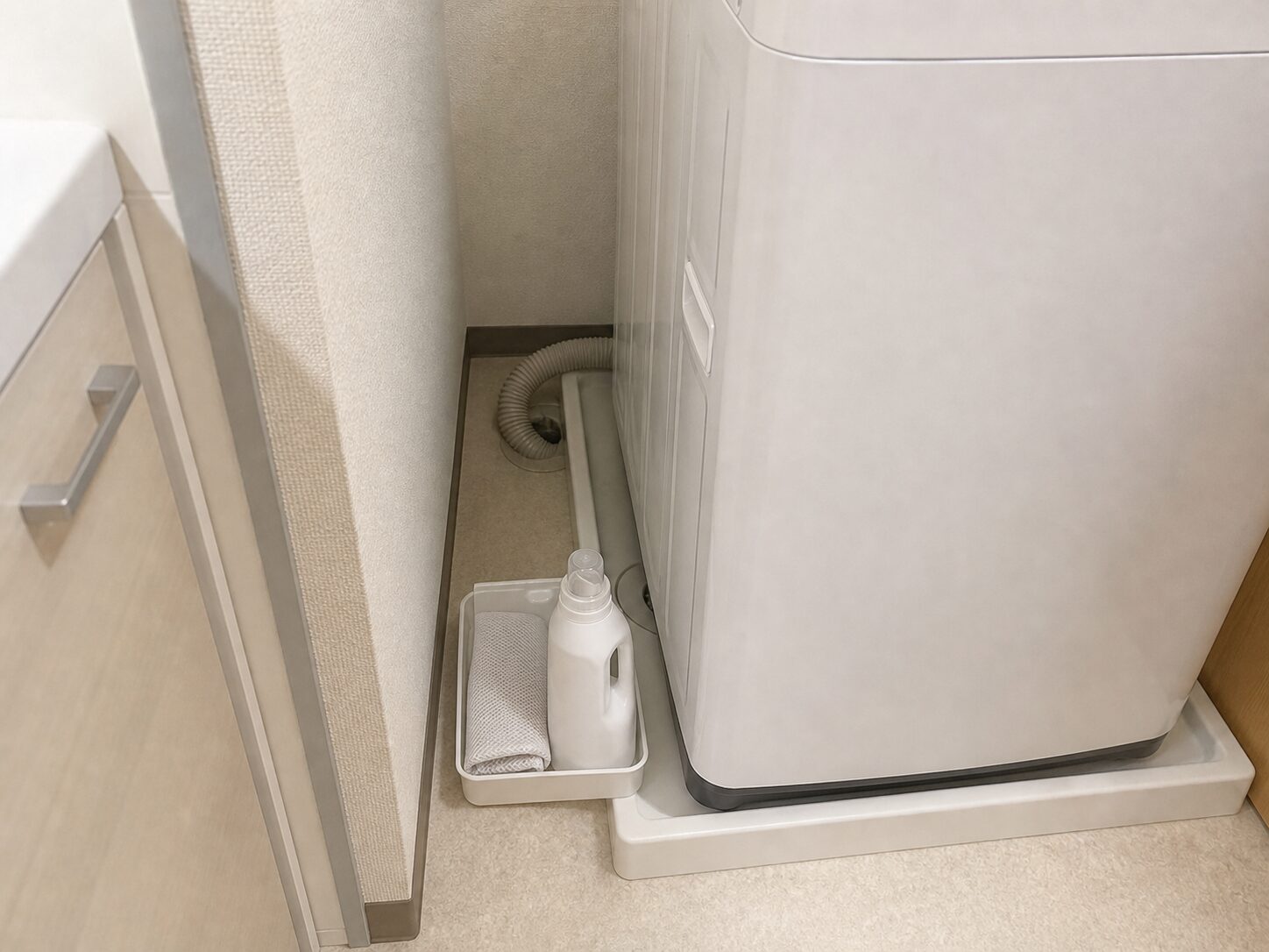 洗濯機横の低いトレーに洗剤と洗濯ネットを少量だけ置いている状態
