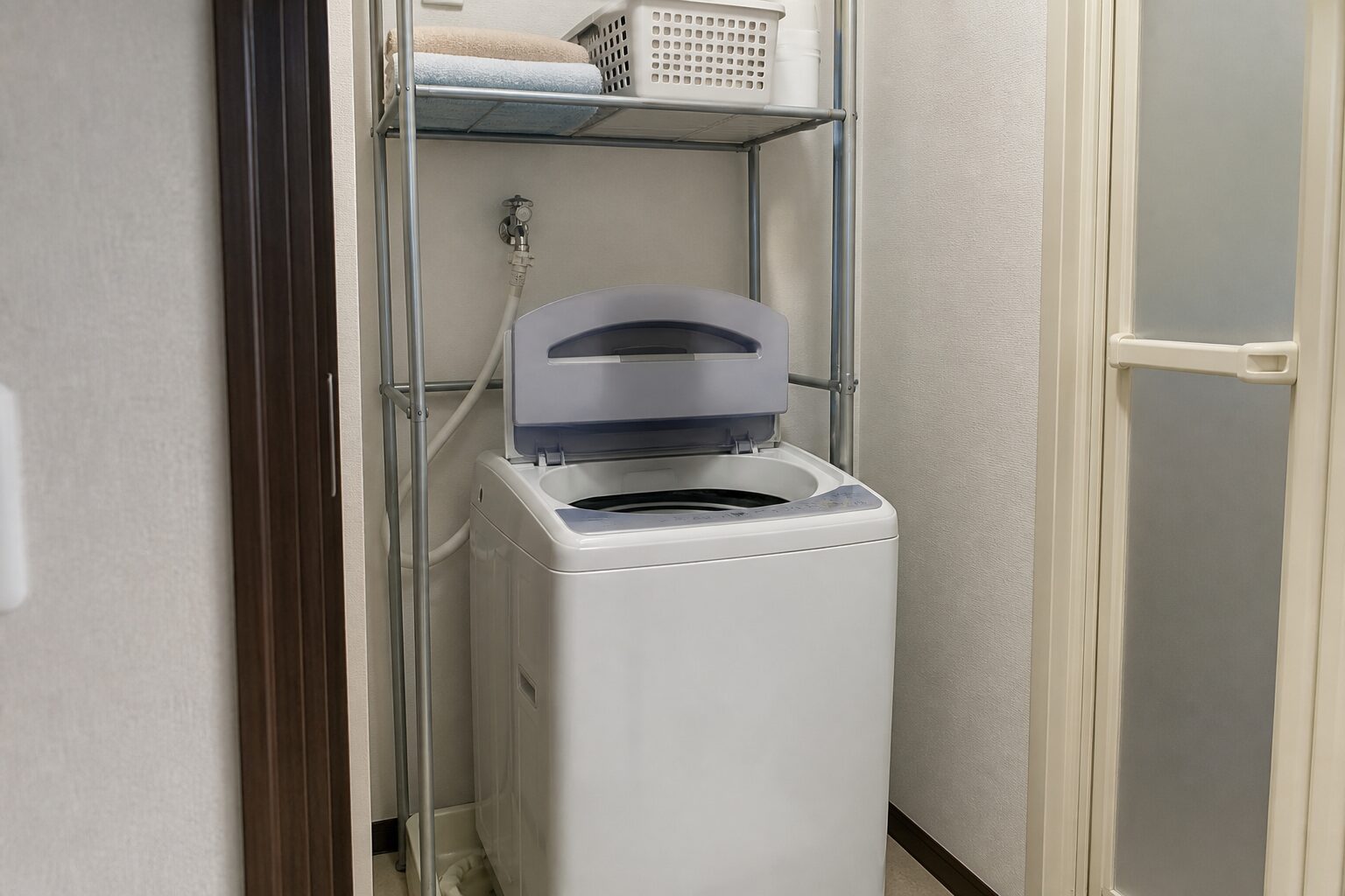 洗濯機ラックの棚が洗濯機のフタや蛇口まわりに近く狭く見える洗面所