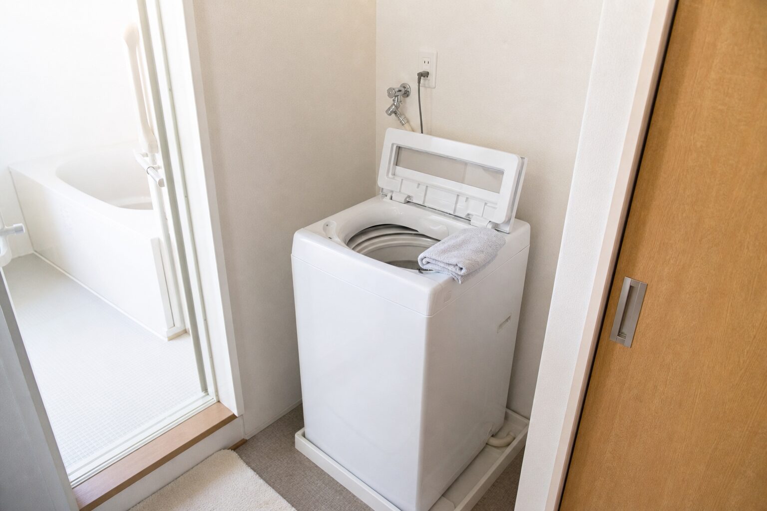 洗濯機ラックを置かず洗濯機のフタを大きく開けられる洗面所