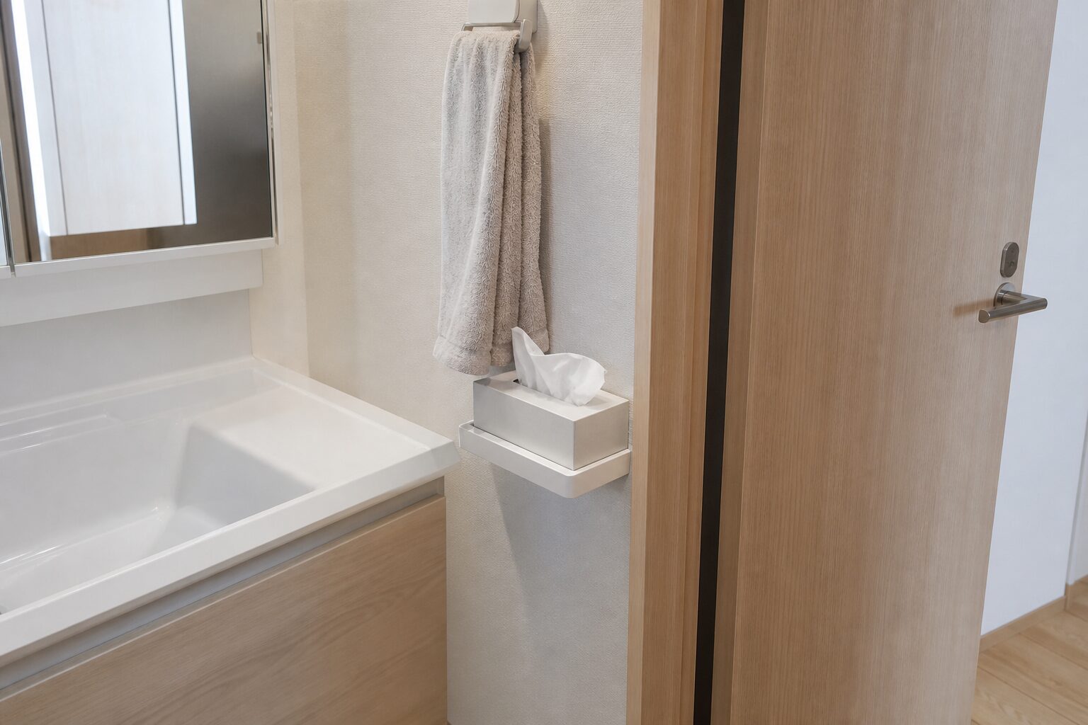 タオルと扉の近くにティッシュ箱を置いて濡れやすくぶつかりやすい場所