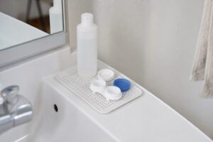 洗面所の穴あきトレーでコンタクトケースを乾かす置き場所