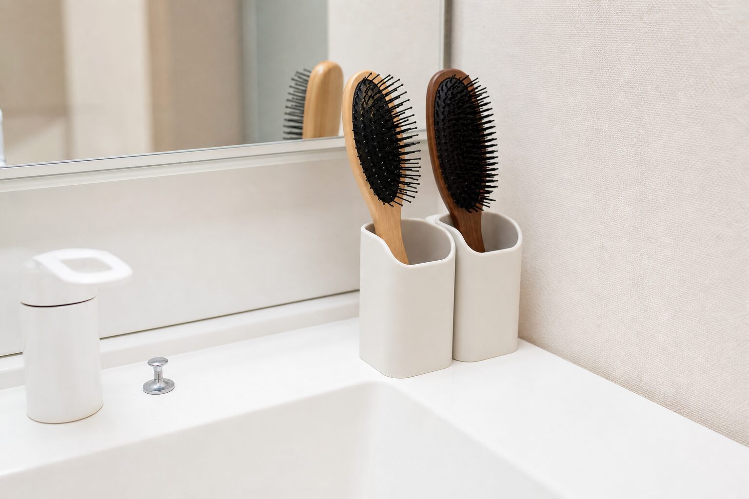 家族分のヘアブラシを別々のホルダーで分けた洗面所