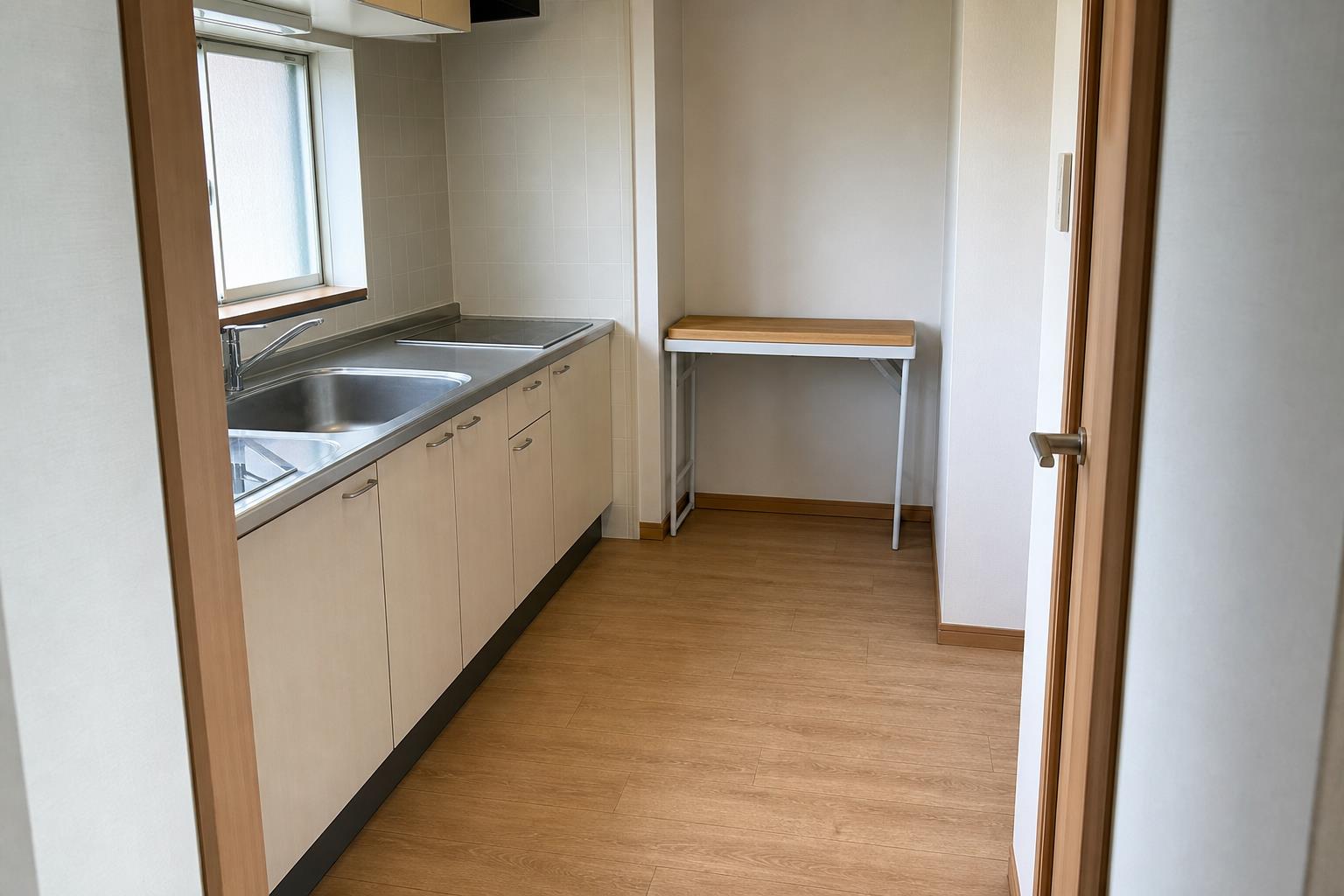 小さなキッチンの通路を空けて折りたたみ作業台を置いた状態