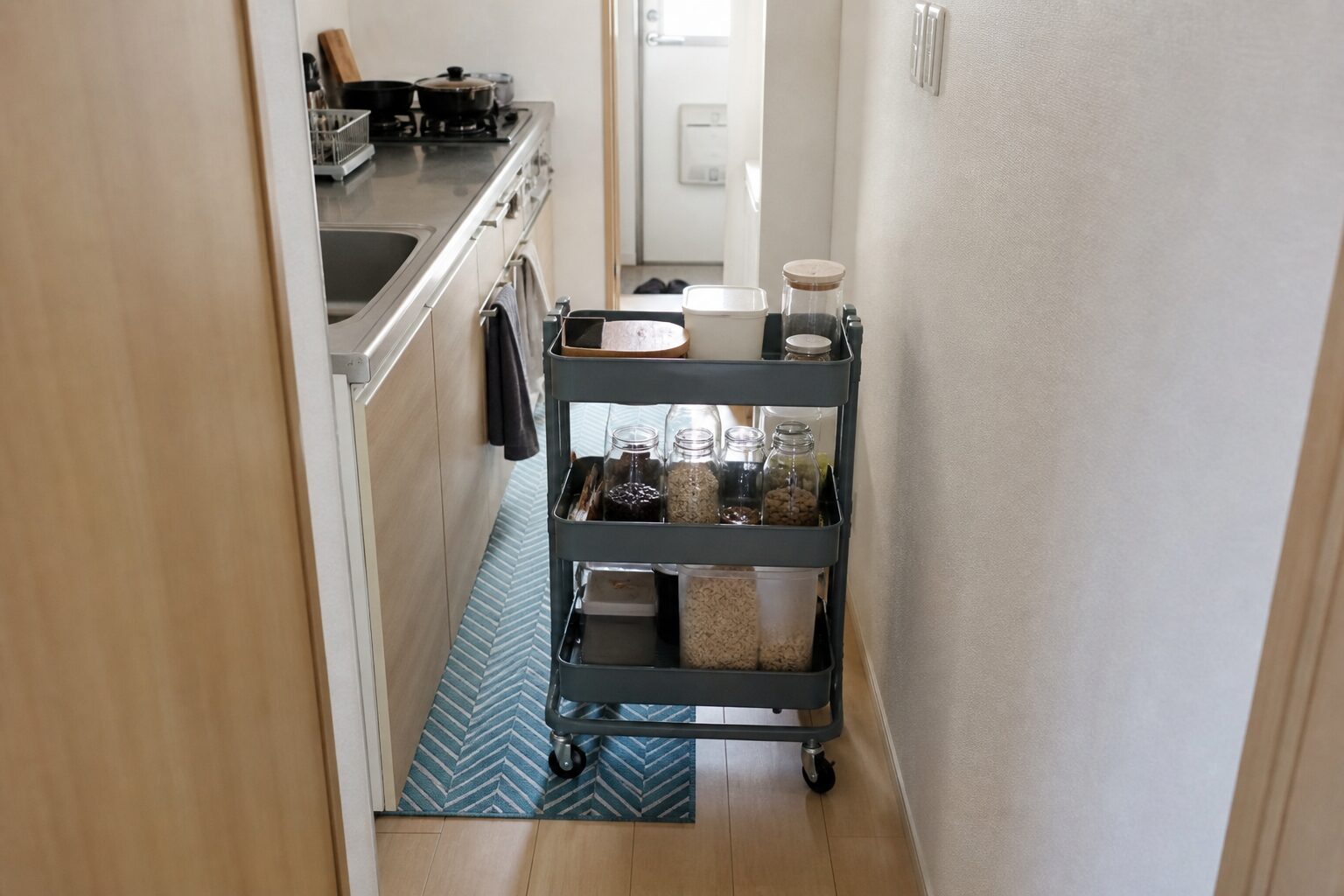 狭いキッチンの通路へワゴンを引き出して歩く場所が狭くなった様子