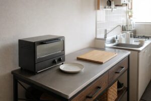 狭いキッチンでトースターとまな板の作業面を分けて確保した配置