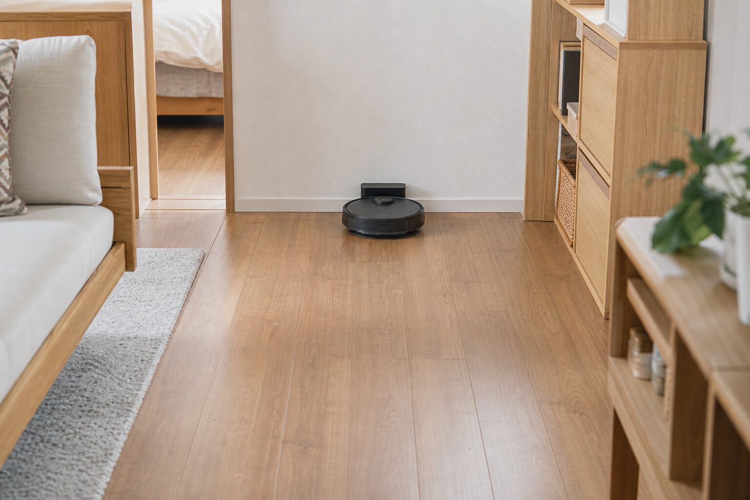 硬く平らな床でロボット掃除機の充電台前方を空けた配置