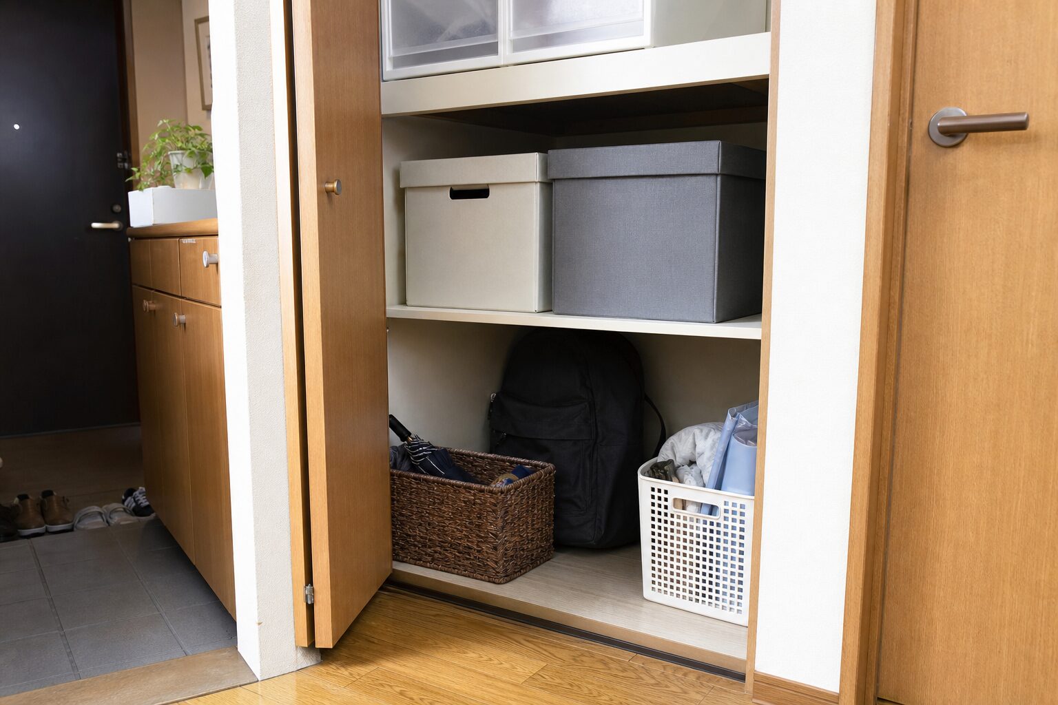収納の奥に防災リュックがあり手前のかごや箱を動かさないと取れない状態