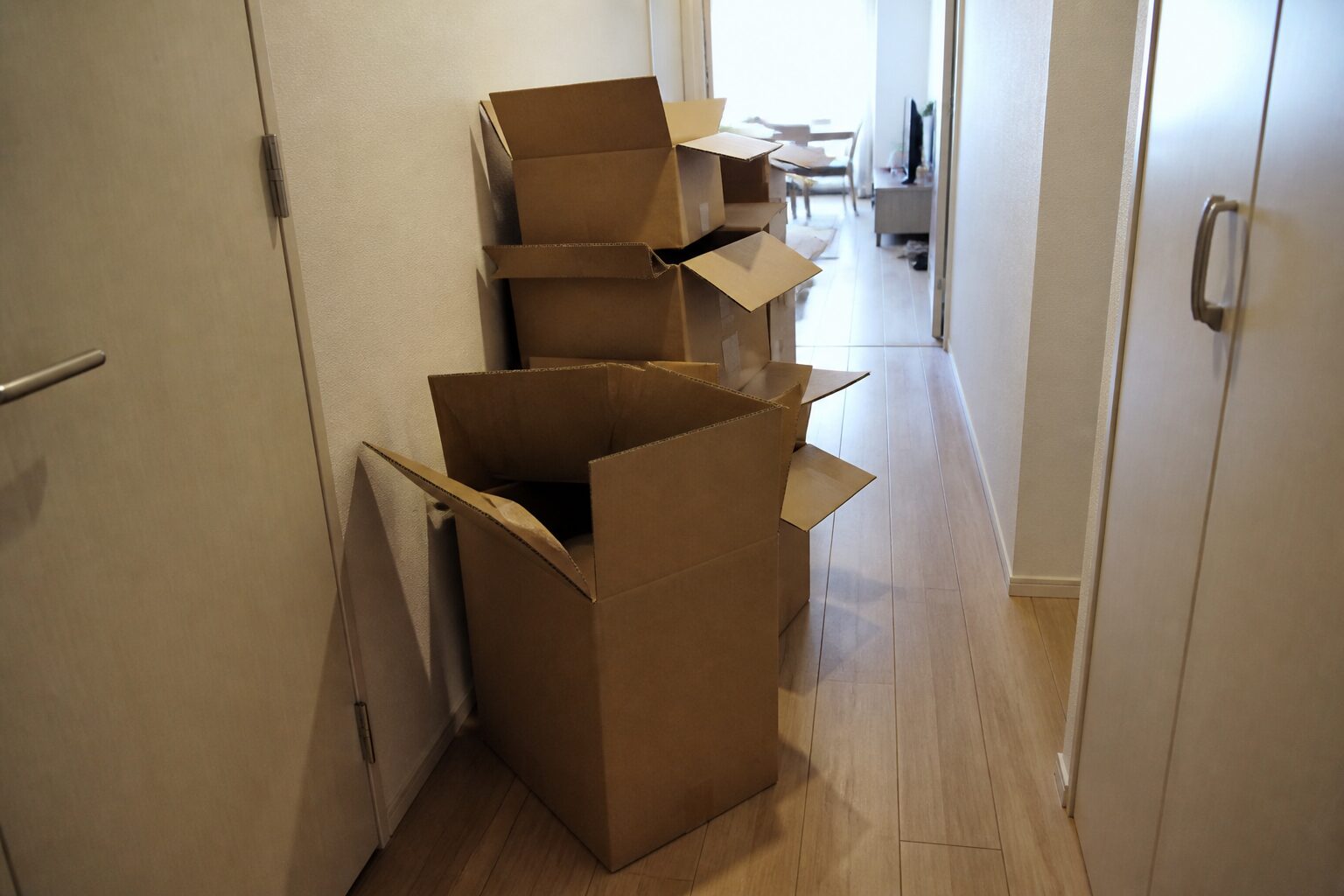 箱のままの段ボールが廊下の通行を邪魔している状態