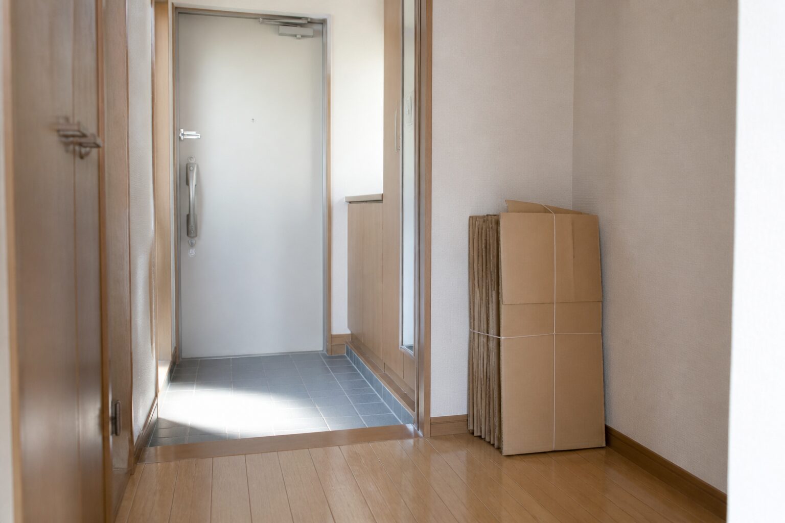 玄関の扉と通路をふさがず回収へ運べる一束の段ボール