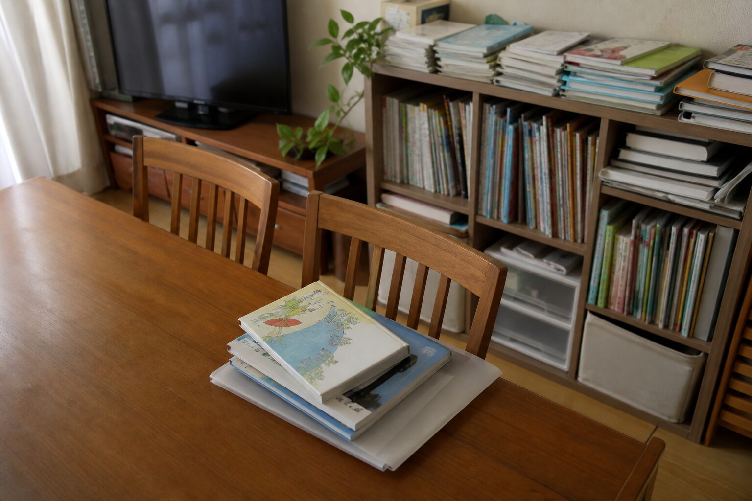 食事前のダイニングテーブルに教科書とノートが積まれ棚へ戻せない場面