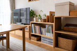 小学生が今使う教科書を低い棚へまとめ前学年分を別箱へ分けたリビング