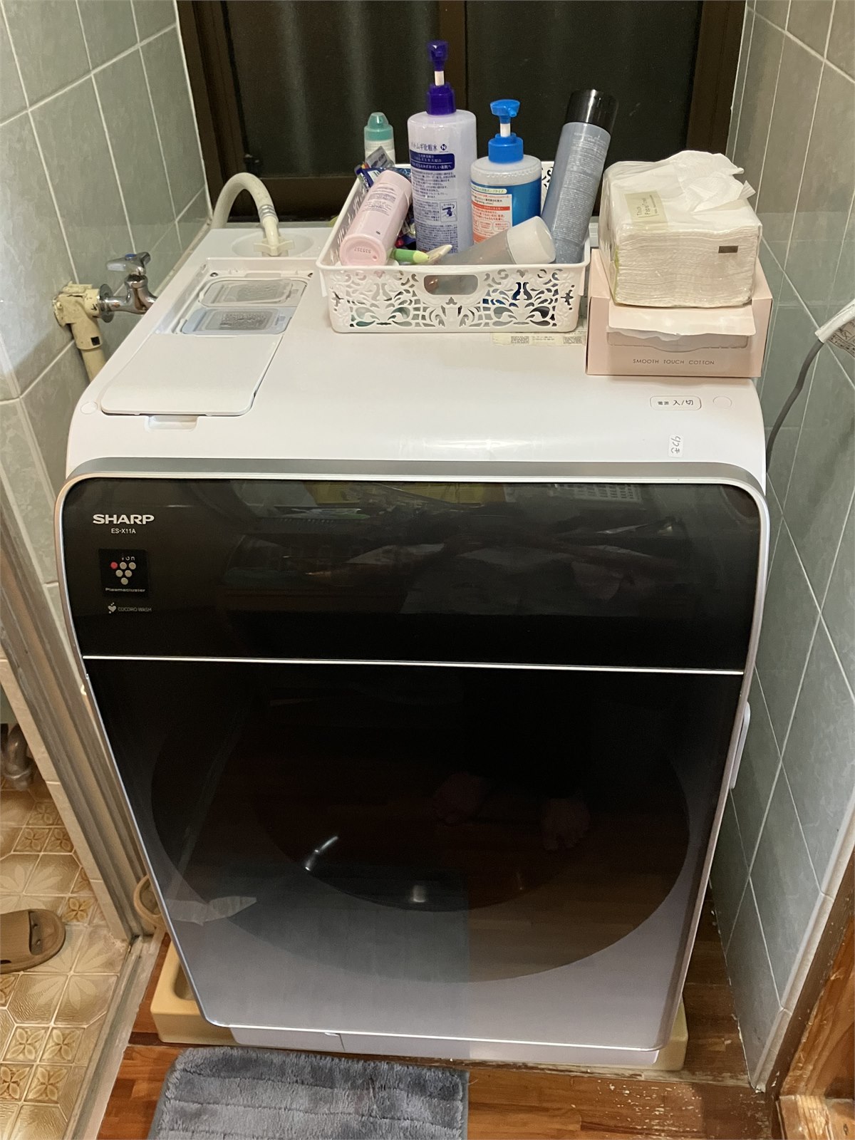 化粧水などの日用品が置かれたシャープES-X11Aの上部